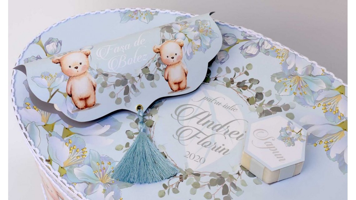 Trusou de botez cu eucalipt si ursuleti pe fundal bleu mint Little Blue Bear 18